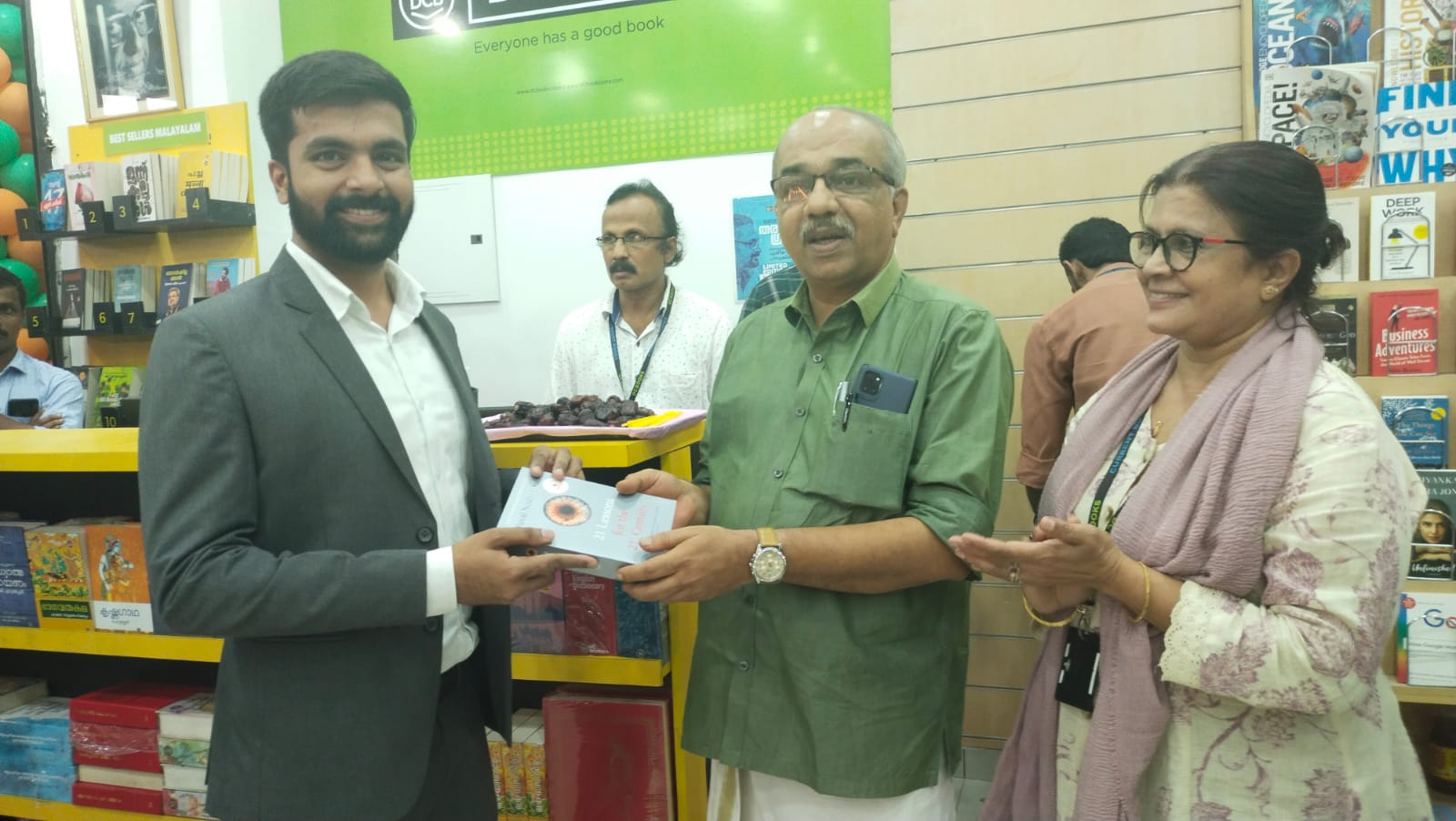 മുന് എംഎല്എ എ പ്രദീപ് കുമാറിൽ നിന്നും ഹൈലൈറ്റ് മാള് സിഇഒ ഫവാസ് പുസ്തകം ഏറ്റുവാങ്ങുന്നു. ഷാഹിന ബഷീര് സമീപം