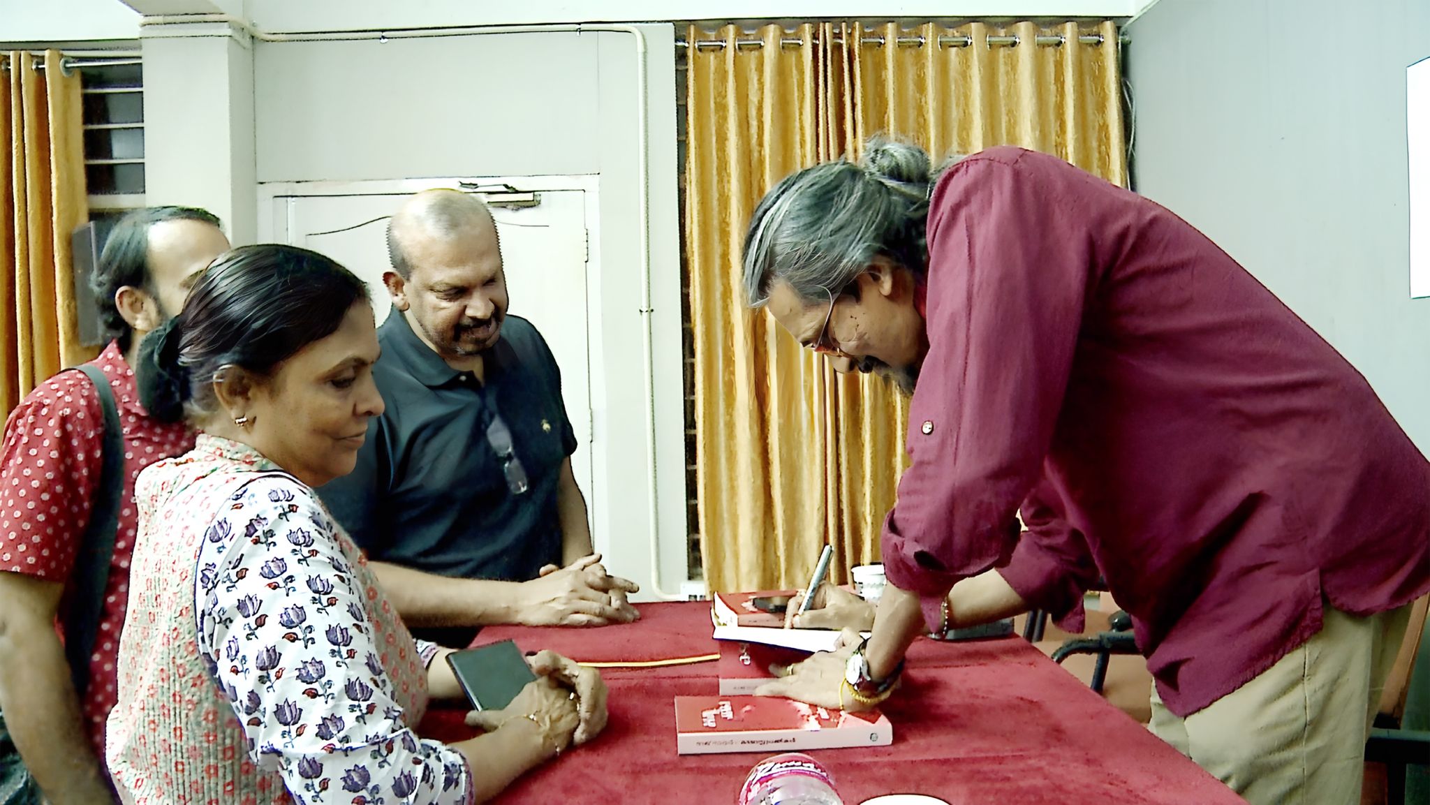 പരിപാടിയില് നടന്ന Author signing സെഷനില് നിന്നും